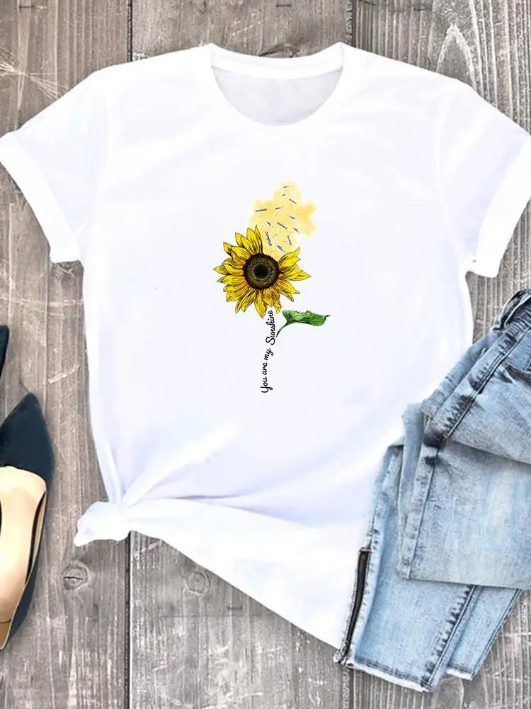 Женская футболка с коротким рукавом и графическим принтом
Женская футболка с коротким рукавом и графическим принтом