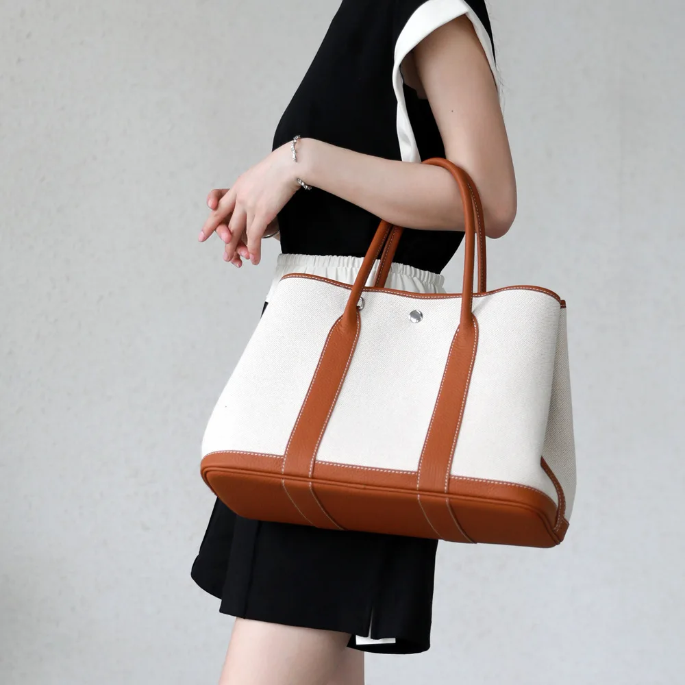 2023 Classic entry-level canvas with top layer garden bag large capacity portable commuting tote bag computer office bag
2023 Classic entry-level canvas with top layer garden bag large capacity portable commuting tote bag computer office bag