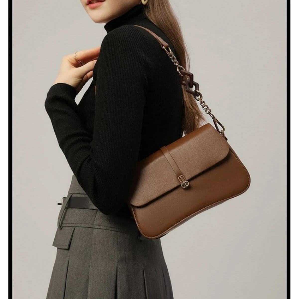 

Woman High Quality Baguette Bag New Fashion Light Luxury Chain Underarm Saddle Bag with a Single Shoulder Crossbody Bag