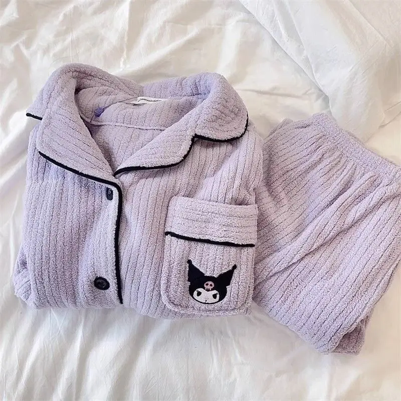 Новый продукт Sanrio Kuromi аниме мультфильм милая фотография для женщин коралловый бархат утолщенная теплая Студенческая зимняя домашняя одежда
Новый продукт Sanrio Kuromi аниме мультфильм милая фотография для женщин коралловый бархат утолщенная теплая Студенческая зимняя домашняя одежда