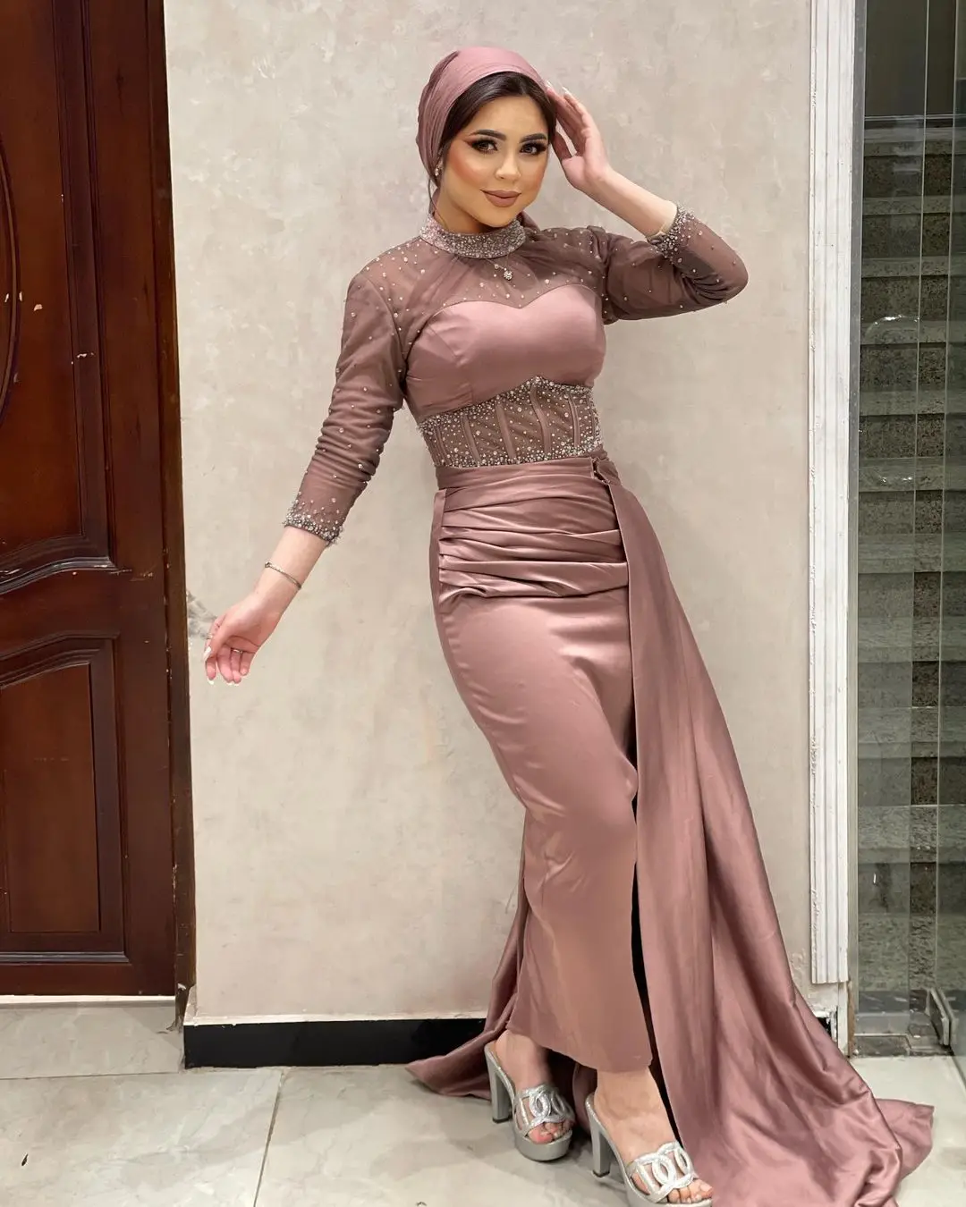 Dubai Arabia Women Wear Dresses for Evening Party High Collar Beaded Long Sleeves Prom Dress Detachable Train Vestidos De Novia
Dubai Arabia Women Wear Dresses for Evening Party High Collar Beaded Long Sleeves Prom Dress Detachable Train Vestidos De Novia