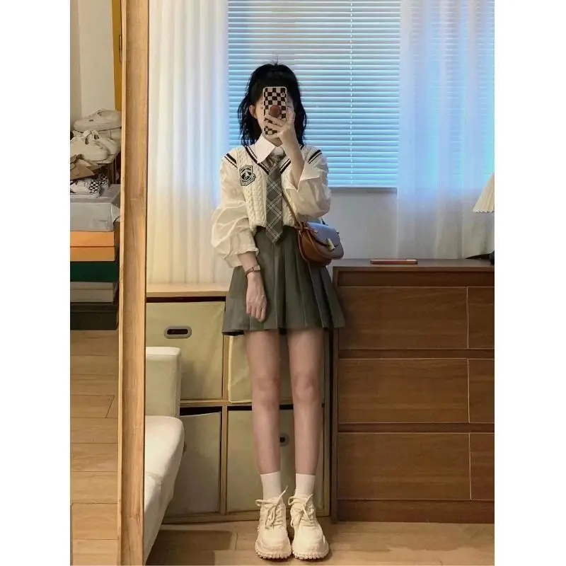 Элегантность Ретро Маленький Стиль Белая Рубашка Вязаный Жилет Плиссированная Юбка Колледж Стиль Верхняя Одежда Костюм-Три Части 
Элегантность Ретро Маленький Стиль Белая Рубашка Вязаный Жилет Плиссированная Юбка Колледж Стиль Верхняя Одежда Костюм-Три Части
