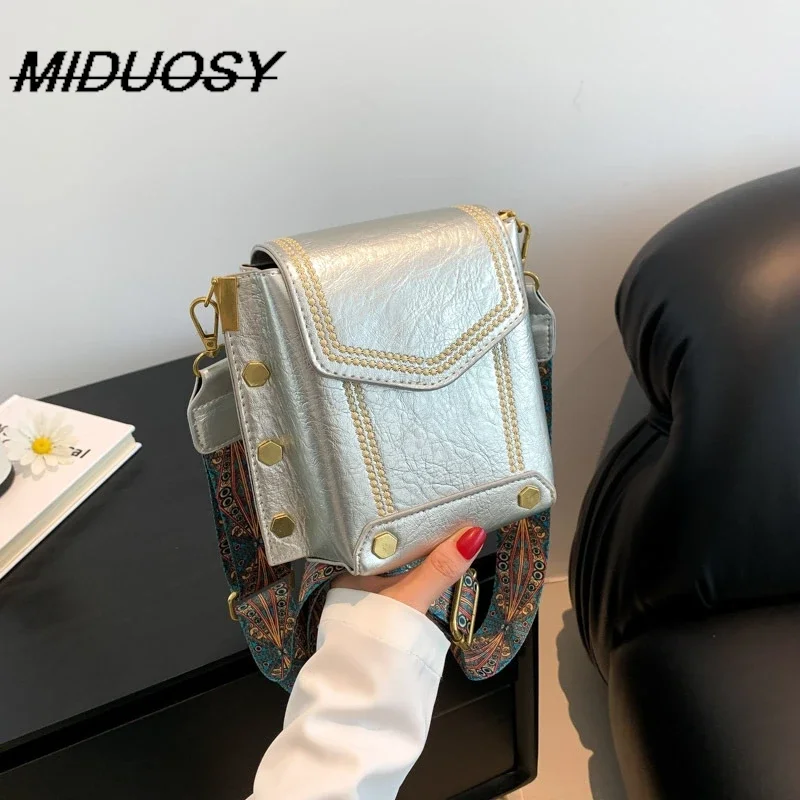 

2025 Trendy Fashion New Western Ins Advanced Texture All-Match Niche Women Bag Style Rivet Popular Shoulder Messenger Bag