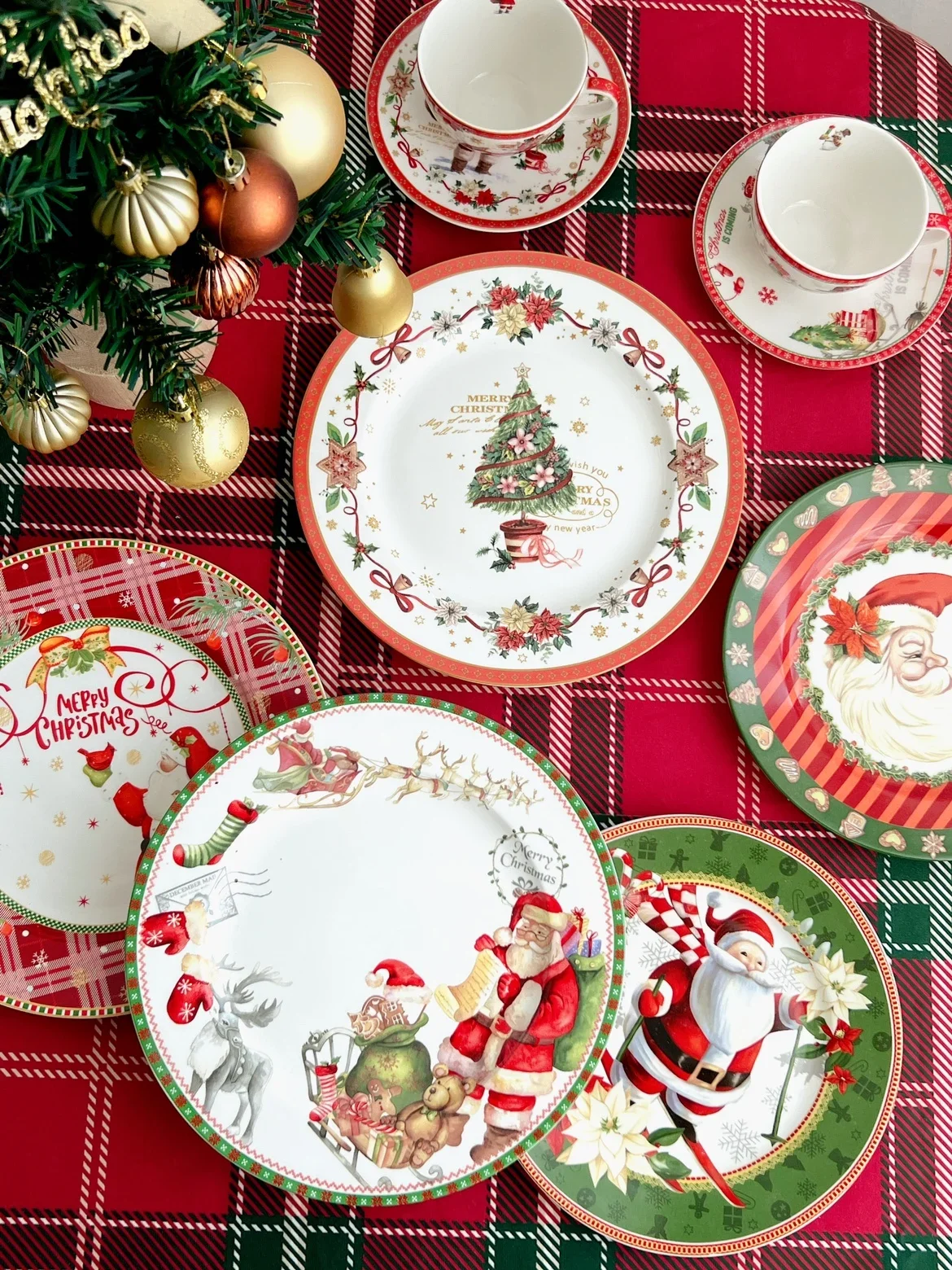 Various Christmas plates, Christmas trees, Santa Claus plates, coffee cups, and plates
Various Christmas plates, Christmas trees, Santa Claus plates, coffee cups, and plates