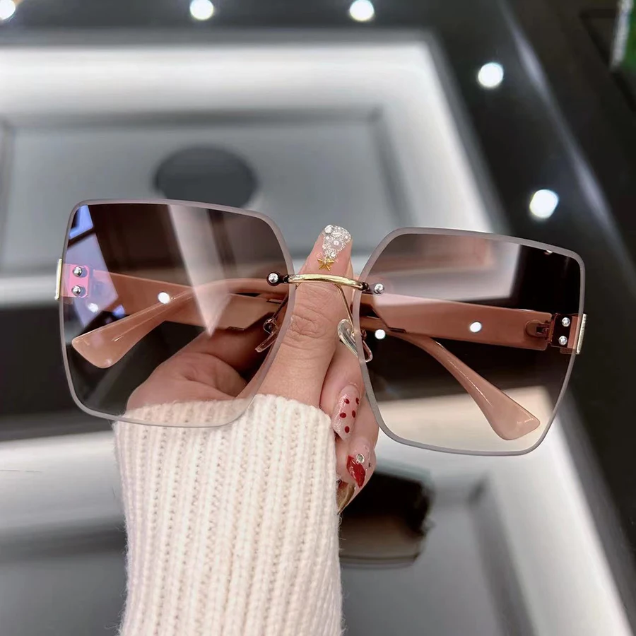 Солнцезащитные очки в винтажном стиле для мужчин и женщин, брендовые дизайнерские квадратные Роскошные градиентные солнечные очки без оправы, для вождения с большой оправой
Солнцезащитные очки в винтажном стиле для мужчин и женщин, брендовые дизайнерские квадратные Роскошные градиентные солнечные очки без оправы, для вождения с большой оправой