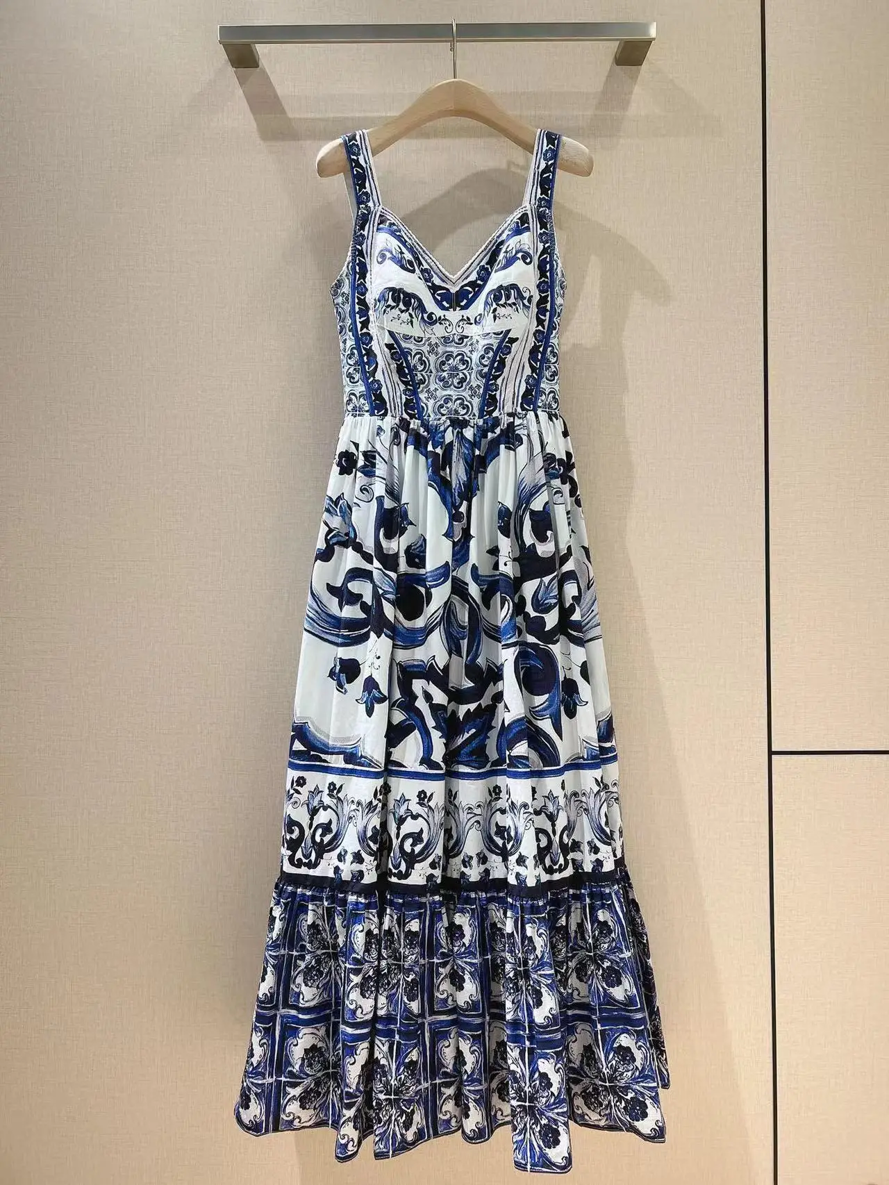 Fyion HIGH QUALITY Newest 2022 Holiday Fashion Runway Sexy Women's Spaghetti Strap Flowers Printed Long Cotton Dress
Fyion HIGH QUALITY Newest 2022 Holiday Fashion Runway Sexy Women's Spaghetti Strap Flowers Printed Long Cotton Dress