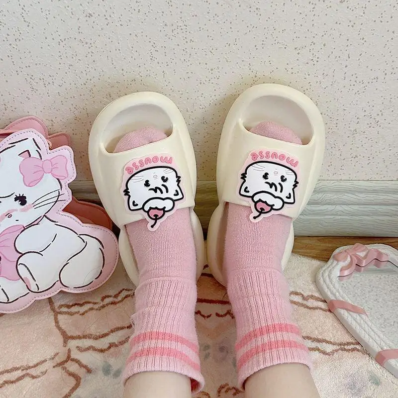 Сандалии Kawaii Mikko Mousse Eva Нескользящие, домашняя обувь на толстой подошве с мультяшным рисунком для ванной комнаты, Симпатичные Оригинальные подарки на день рождения для девочек
Сандалии Kawaii Mikko Mousse Eva Нескользящие, домашняя обувь на толстой подошве с мультяшным рисунком для ванной комнаты, Симпатичные Оригинальные подарки на день рождения для девочек
