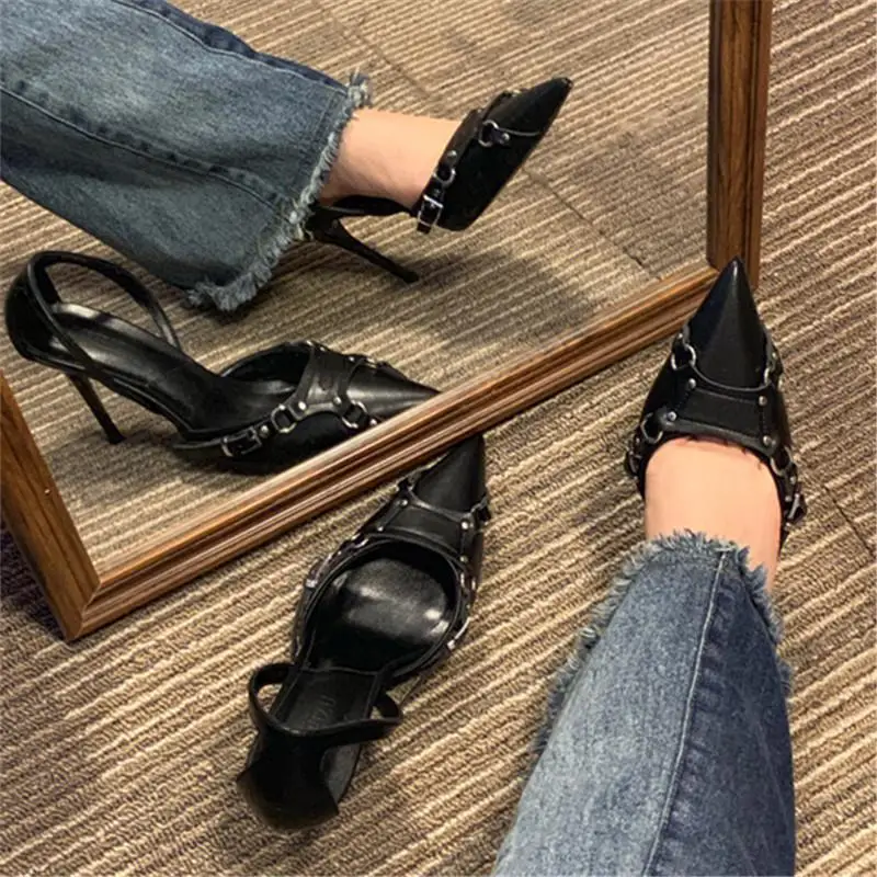 2023 New European and American pointed high heels with a straight buckle and thin heel pointed fashionable women's sandals
2023 New European and American pointed high heels with a straight buckle and thin heel pointed fashionable women's sandals
