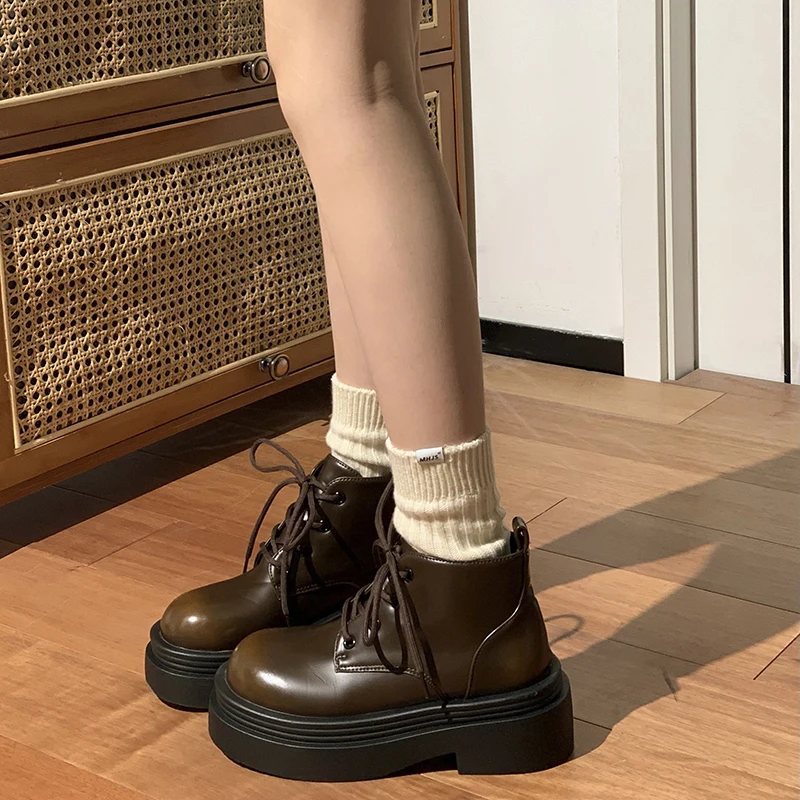 

Женские ботинки со шнуровкой, Осенняя обувь с круглым носком, Дамская обувь в стиле «Лолита» на среднем каблуке, Резиновая, рок-ткань, ретро, искусственная кожа, на шнуровке, в римском стиле, с расширяющимся книзу каблуком, 2023