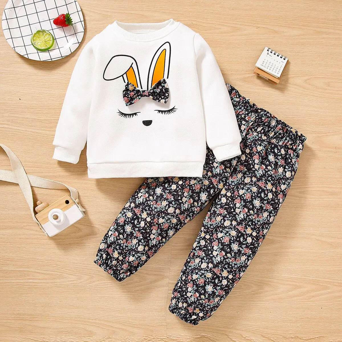 

PatPat 2pcs Toddler Girl Rabbit Print Bowknot Design Sweatshirt and Floral Print Pants Set