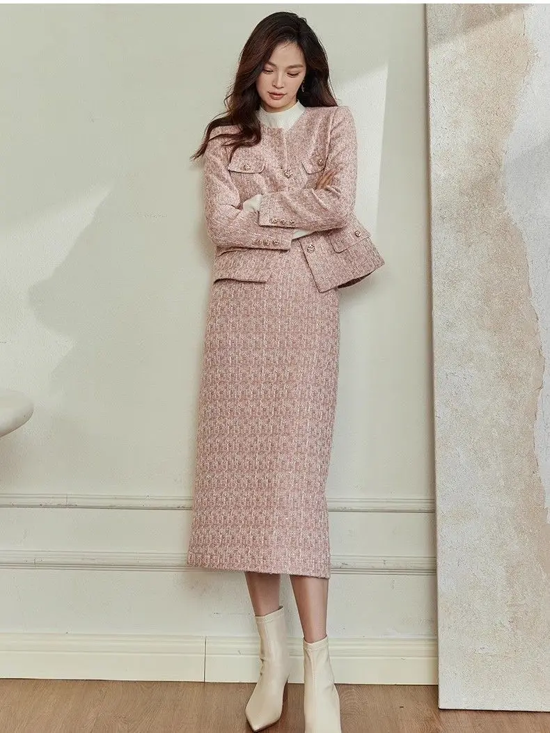 2023 Autumn and Winter Pink Women's Suit Jacket Skirt Set New Elegant Suit Coat Top Long Skirt Office Lady Tweed Two-piece Set
2023 Autumn and Winter Pink Women's Suit Jacket Skirt Set New Elegant Suit Coat Top Long Skirt Office Lady Tweed Two-piece Set