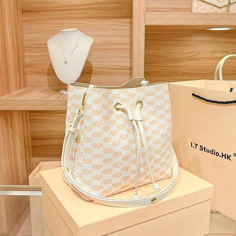 Гонконгская Минималистичная кожаная сумка-мешок на шнурке, новинка 2023, модная и модная женская сумка через плечо большой вместимости
Гонконгская Минималистичная кожаная сумка-мешок на шнурке, новинка 2023, модная и модная женская сумка через плечо большой вместимости