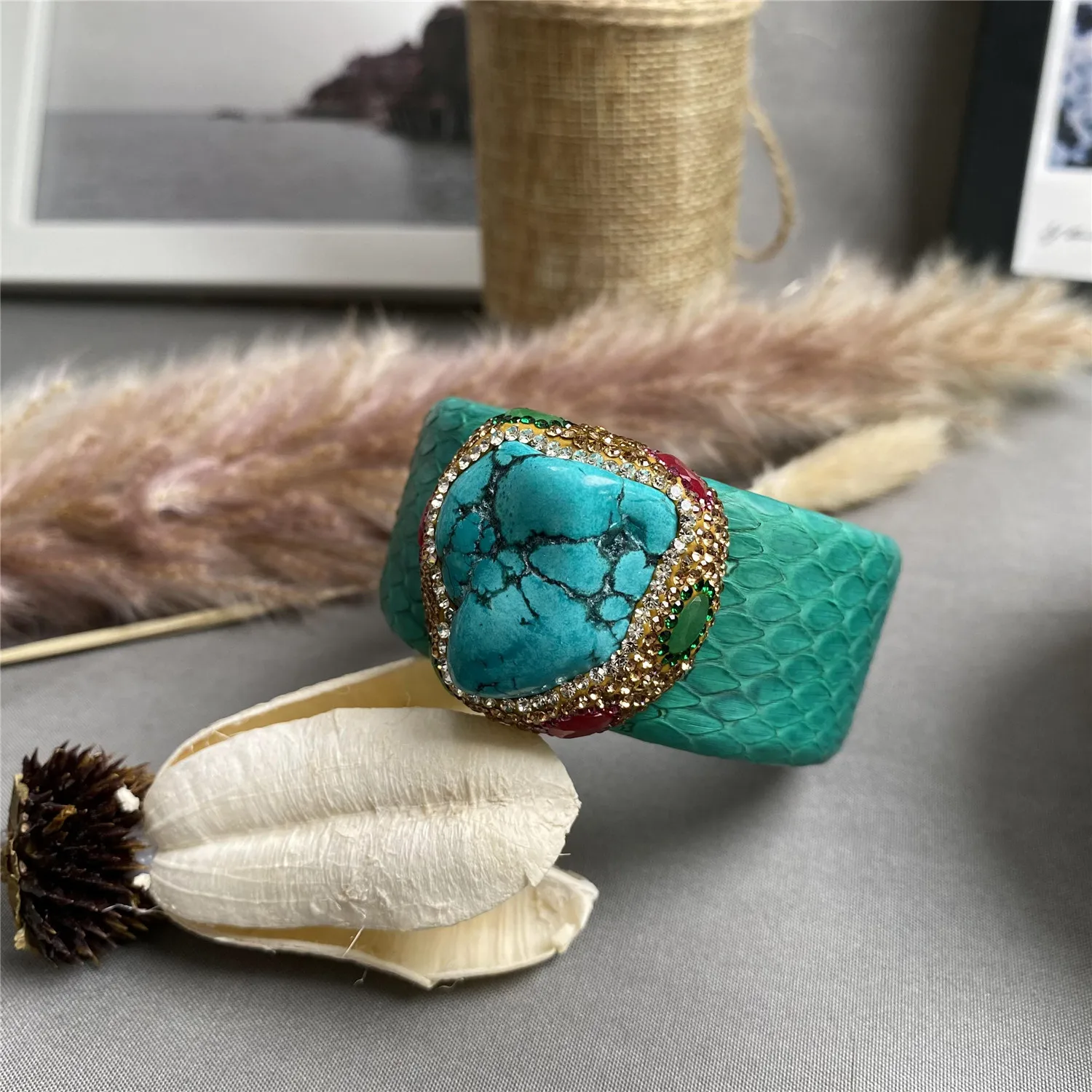 Unshaped turquoise red and green treasure edging ladies bracelet personality fashion trend all-match retro Chinese jewelry
Unshaped turquoise red and green treasure edging ladies bracelet personality fashion trend all-match retro Chinese jewelry
