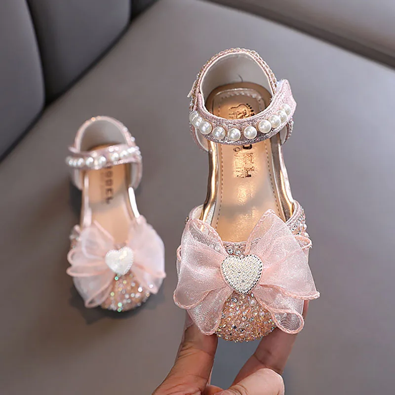 

2023 Summer Girls Sandals Princess Pearls Ankle Strap Shoes Heart Bling Dance Party Shoes for Baby Sliver Wedding Shoes Bow 152R