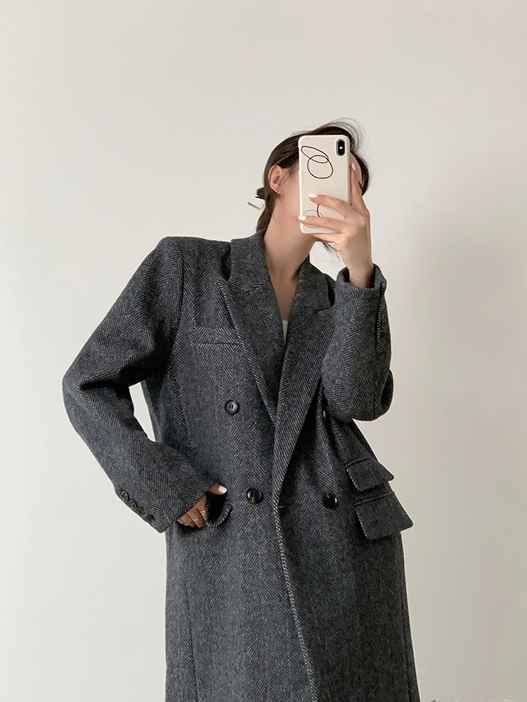 Korean classic shoulder wide suit woolen coat for women in winter, thickened medium length, high-end woolen coat
Korean classic shoulder wide suit woolen coat for women in winter, thickened medium length, high-end woolen coat