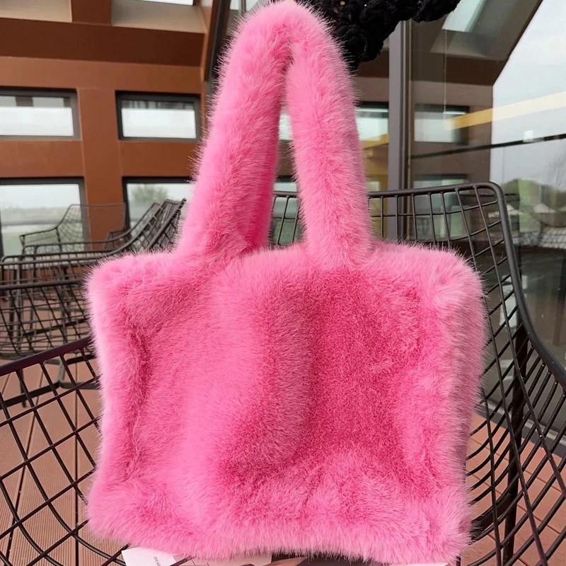 Large Capacity Tote Bag Imitation Fox Fur 2024 New Casual Crossbody Handheld Plush Bag Single Shoulder Fluff Plush Bag
Large Capacity Tote Bag Imitation Fox Fur 2024 New Casual Crossbody Handheld Plush Bag Single Shoulder Fluff Plush Bag