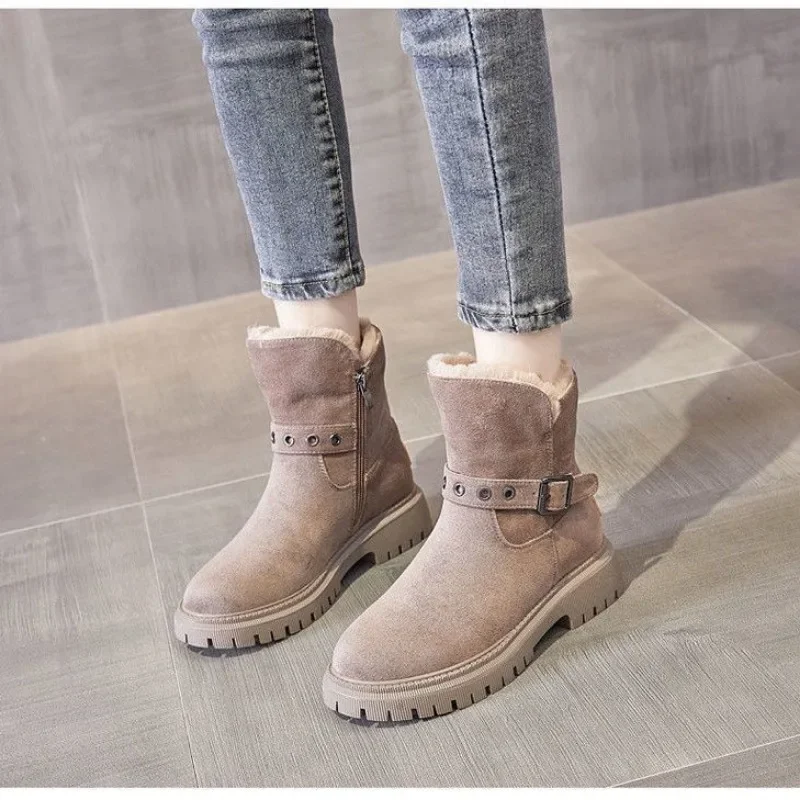 Женские зимние ботинки на платформе, модные теплые удобные ботинки из искусственного плюша для дам
Женские зимние ботинки на платформе, модные теплые удобные ботинки из искусственного плюша для дам