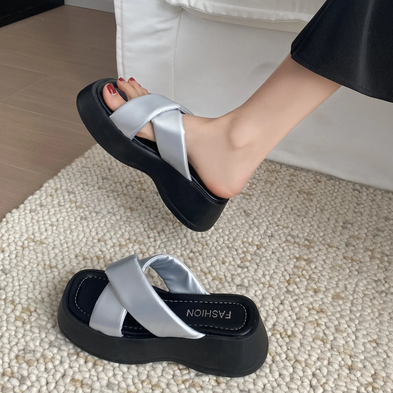 Женские шлепанцы с перекрестной шнуровкой, Слиперы на платформе, роскошные дизайнерские Шлепанцы из искусственной кожи, на резиновой подошве, в римском стиле, лето 2024
Женские шлепанцы с перекрестной шнуровкой, Слиперы на платформе, роскошные дизайнерские Шлепанцы из искусственной кожи, на резиновой подошве, в римском стиле, лето 2024