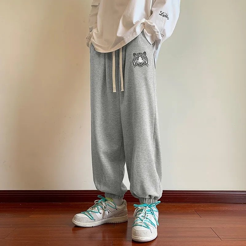 Sweatpants Men Spring Autumn 2023 New Trendy Brand Loose Grey Elastic Waist Jogger Pant Versatile Solid Color Casual Trousers
Sweatpants Men Spring Autumn 2023 New Trendy Brand Loose Grey Elastic Waist Jogger Pant Versatile Solid Color Casual Trousers