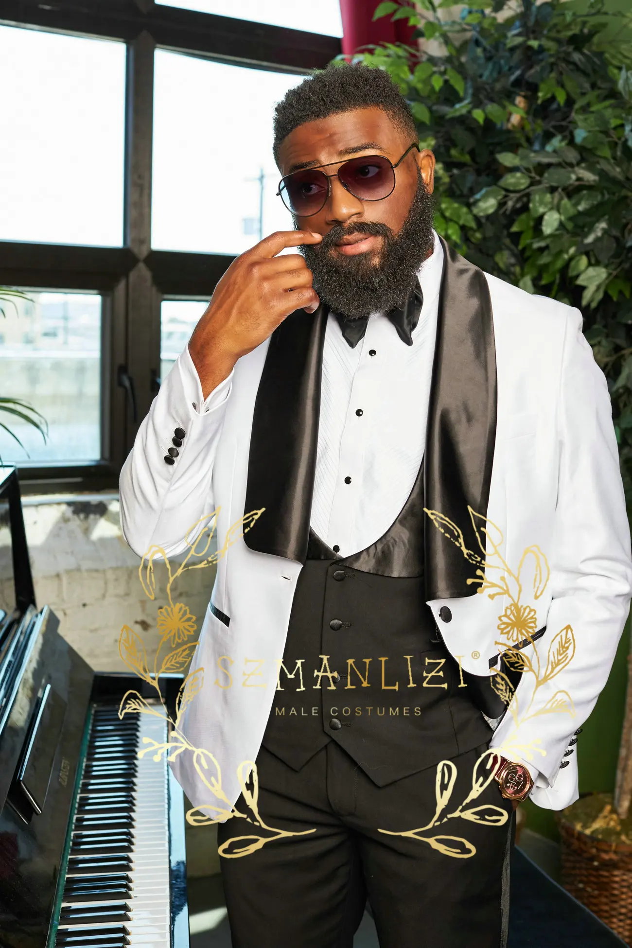 Костюм SZMANLIZI Homme Mariage, белый пиджак, черные брюки, жилет, индивидуальный пошив, мужской костюм, наборы, свадебные костюмы для жениха, официальный смокинг 2022
Костюм SZMANLIZI Homme Mariage, белый пиджак, черные брюки, жилет, индивидуальный пошив, мужской костюм, наборы, свадебные костюмы для жениха, официальный смокинг 2022