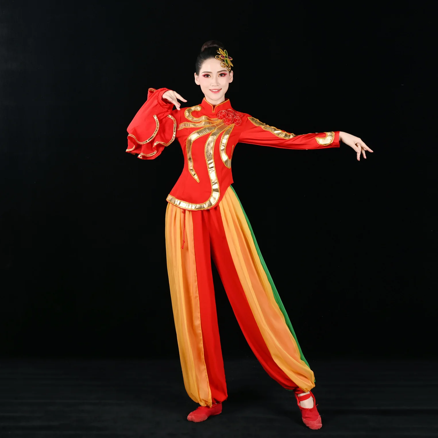 Костюм народного танца Янко с длинными рукавами, штаны, наряд, традиционная китайская этническая одежда, квадратная одежда для женщин среднего возраста
Костюм народного танца Янко с длинными рукавами, штаны, наряд, традиционная китайская этническая одежда, квадратная одежда для женщин среднего возраста
