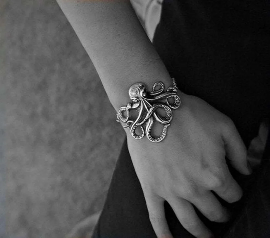Antique Gold or Silver Rockabilly Steampunk Octopus Kraken Charm Chain Bracelets Jewelry Gifts for Women Men
Antique Gold or Silver Rockabilly Steampunk Octopus Kraken Charm Chain Bracelets Jewelry Gifts for Women Men