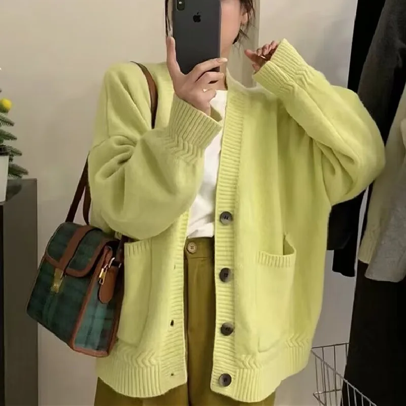 2023 Autumn Solid Single Breasted Pocket Warm Cardigan Women Long Sleeve V-neck Knit Tops Female Fashion Loose Streetwear
2023 Autumn Solid Single Breasted Pocket Warm Cardigan Women Long Sleeve V-neck Knit Tops Female Fashion Loose Streetwear