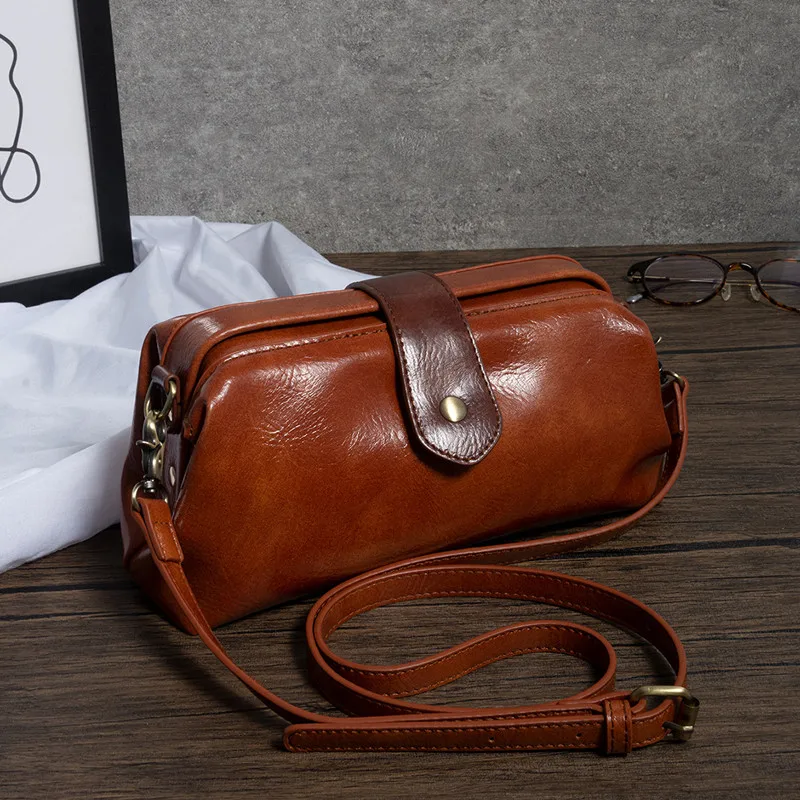 2023 spring and summer Retro handmade vegetable tanned PU gold bag doctor clip small bag women
2023 spring and summer Retro handmade vegetable tanned PU gold bag doctor clip small bag women
