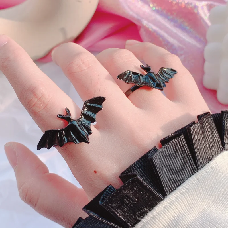Retro Gothic Bat Ring for Women Men Punk Devil Wing Adjustable Opening Metal Rings Halloween Cosplay Jewelry Party Accessories
Retro Gothic Bat Ring for Women Men Punk Devil Wing Adjustable Opening Metal Rings Halloween Cosplay Jewelry Party Accessories