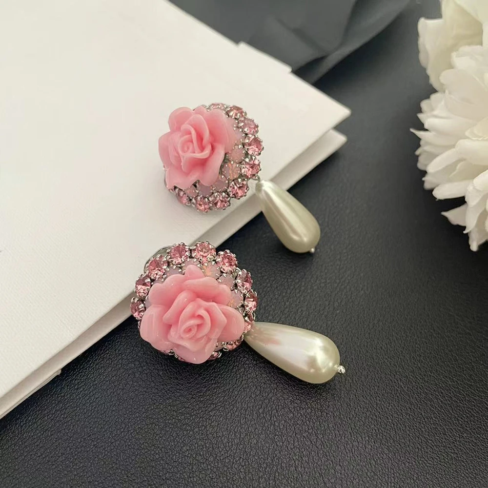 2024 New Pink Rose Crystal Diamond Pearl Earring For Women Famous Designer Brand Luxury Jewelry Top Quality Birthday Party Gift
2024 New Pink Rose Crystal Diamond Pearl Earring For Women Famous Designer Brand Luxury Jewelry Top Quality Birthday Party Gift