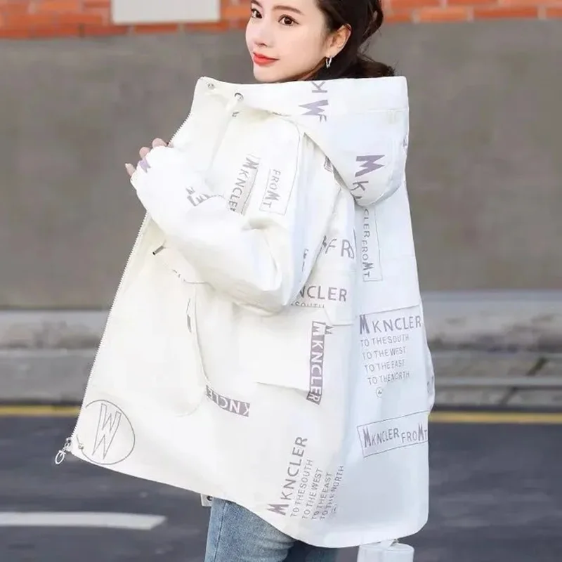 2023 Spring New Trench Coat Women Fashion Loose Fried Street Windbreaker Jacket Femael Large Size Hooded Print Casual Outerwear
2023 Spring New Trench Coat Women Fashion Loose Fried Street Windbreaker Jacket Femael Large Size Hooded Print Casual Outerwear