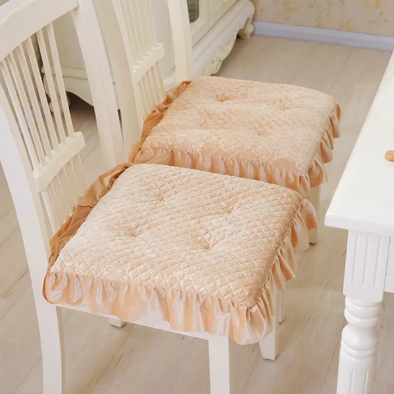 Winter Thicken Plush Non-slip Dining Chair Cushion Solid Color Square Home Seat Pad With Tie Universal Office Sedentary Seat Mat
Winter Thicken Plush Non-slip Dining Chair Cushion Solid Color Square Home Seat Pad With Tie Universal Office Sedentary Seat Mat