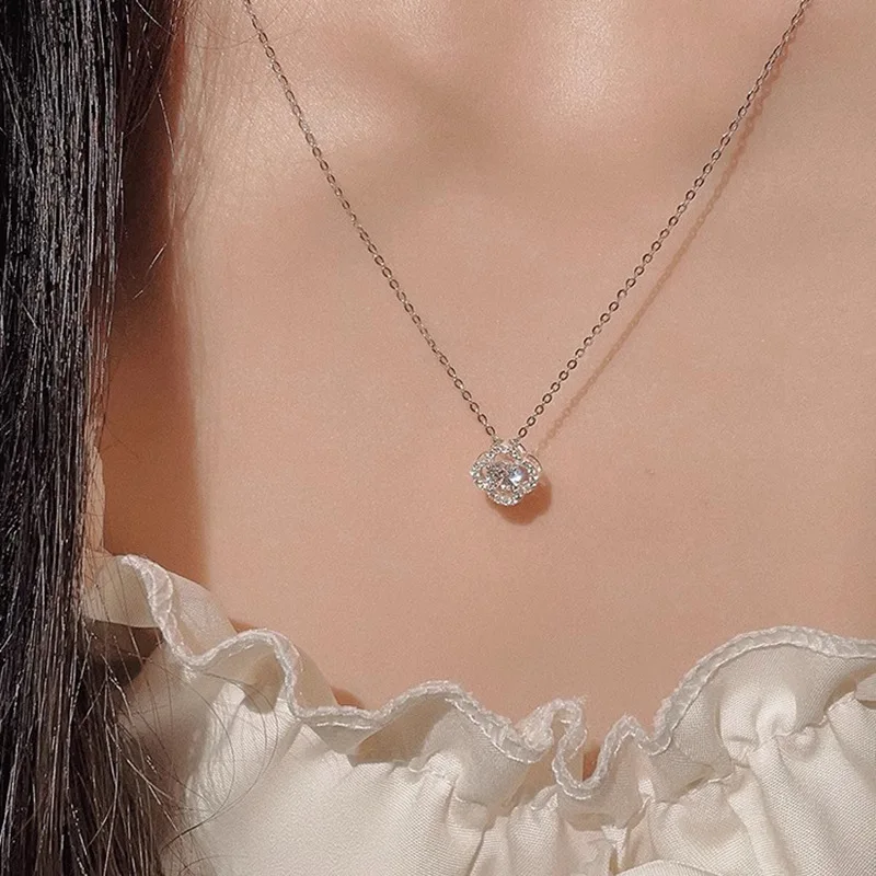 

Synthetic Moissanite Lucky four-leaf clover necklace female design sense inlay zircon leaf clavicle chain to send girlfriend