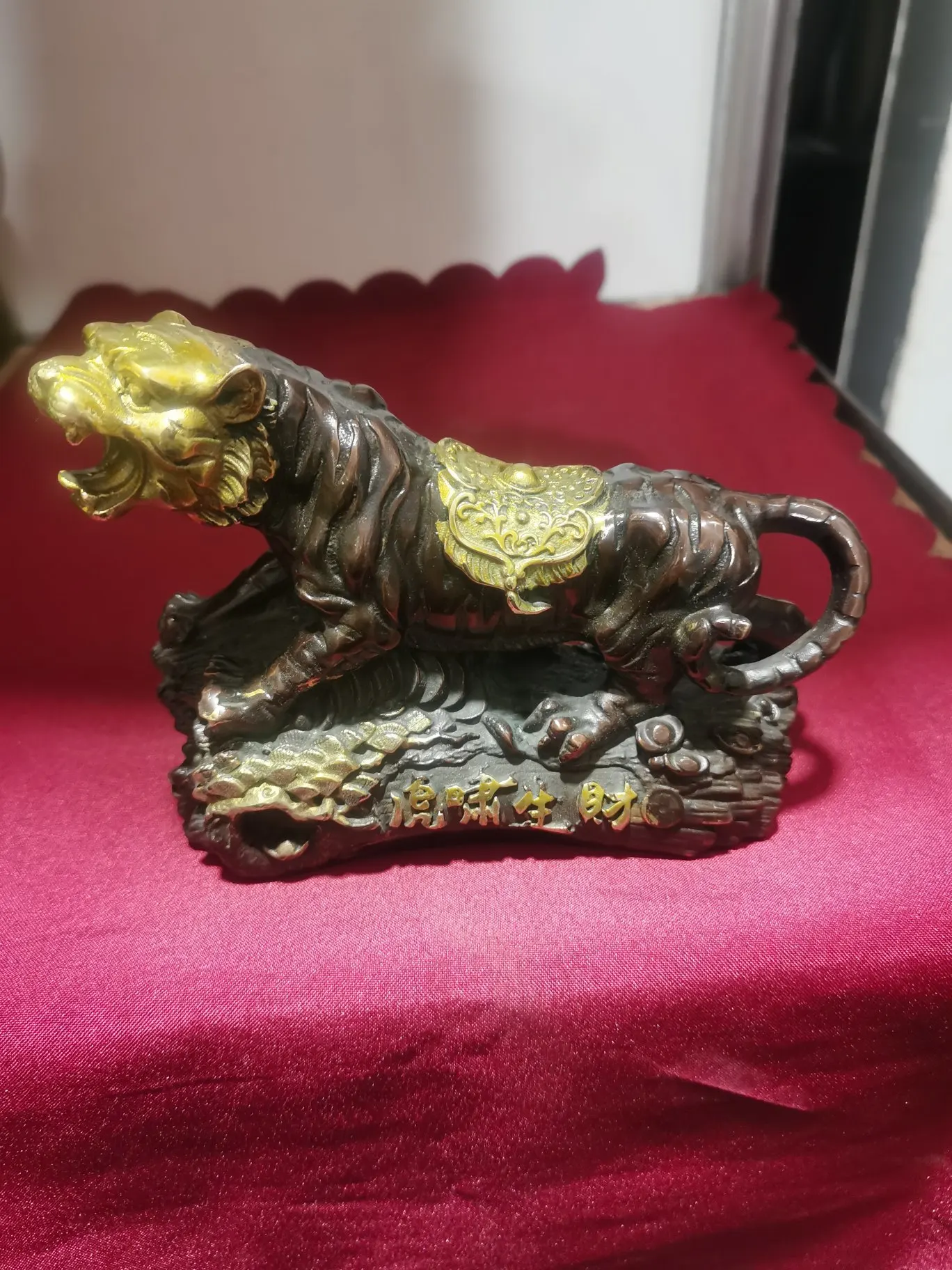 Retro Tiger Decorative Statue Copper Lucky Tiger Sculpture Ornament Metal Bronze Animal Statue Office Desk Decoration
Retro Tiger Decorative Statue Copper Lucky Tiger Sculpture Ornament Metal Bronze Animal Statue Office Desk Decoration