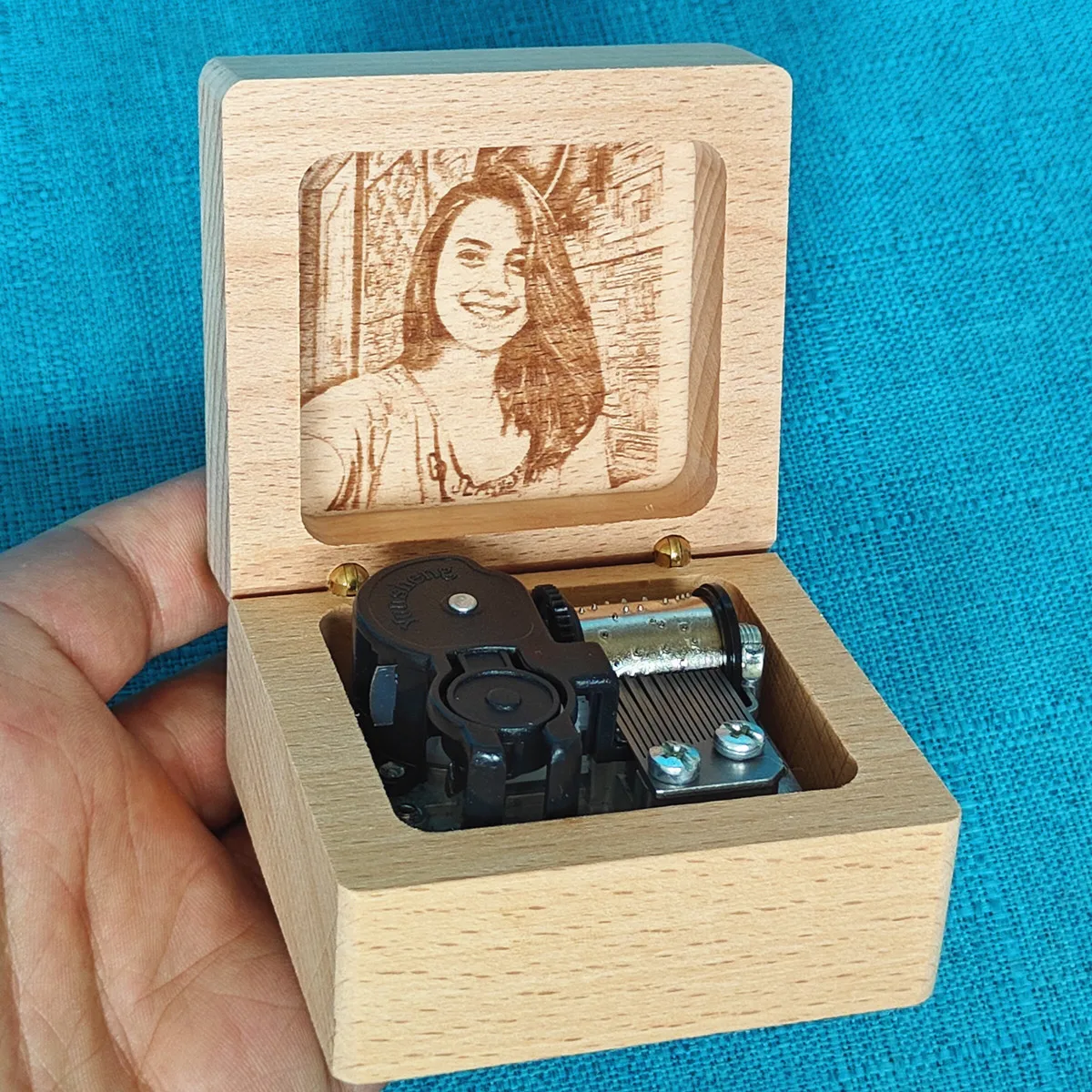 Personalized Wood Wind Up Photo Music Box, Customized Gifts, Birthday, Wedding Anniversary
Personalized Wood Wind Up Photo Music Box, Customized Gifts, Birthday, Wedding Anniversary