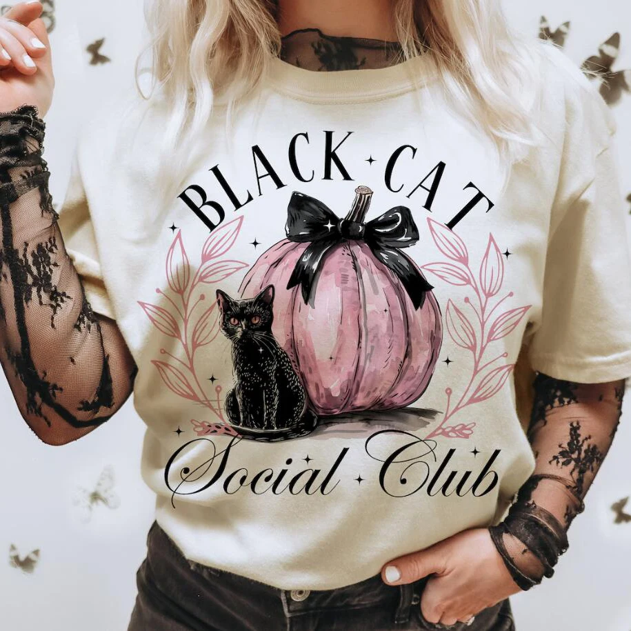 Новая Милая футболка Coquette Black Cat Social Club с принтом тыквы, базовая Повседневная Стильная универсальная Милая модная футболка на Хэллоуин
Новая Милая футболка Coquette Black Cat Social Club с принтом тыквы, базовая Повседневная Стильная универсальная Милая модная футболка на Хэллоуин