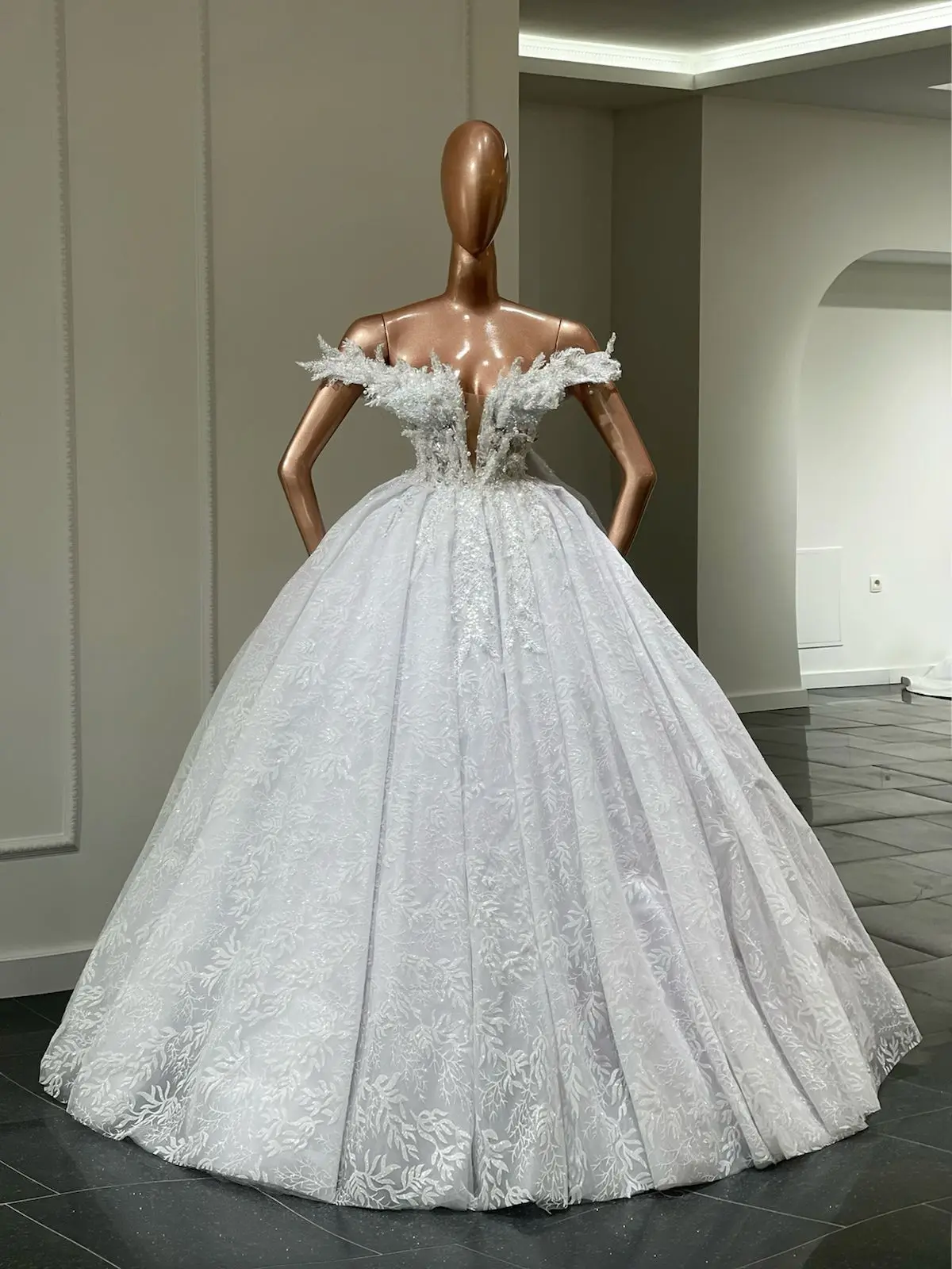 2024 New Arrival V-Neck Wedding Dress Long Lace Sleeves Princess Long Ball Gown Applique Ruffle Tulle Court Train Vintage
2024 New Arrival V-Neck Wedding Dress Long Lace Sleeves Princess Long Ball Gown Applique Ruffle Tulle Court Train Vintage