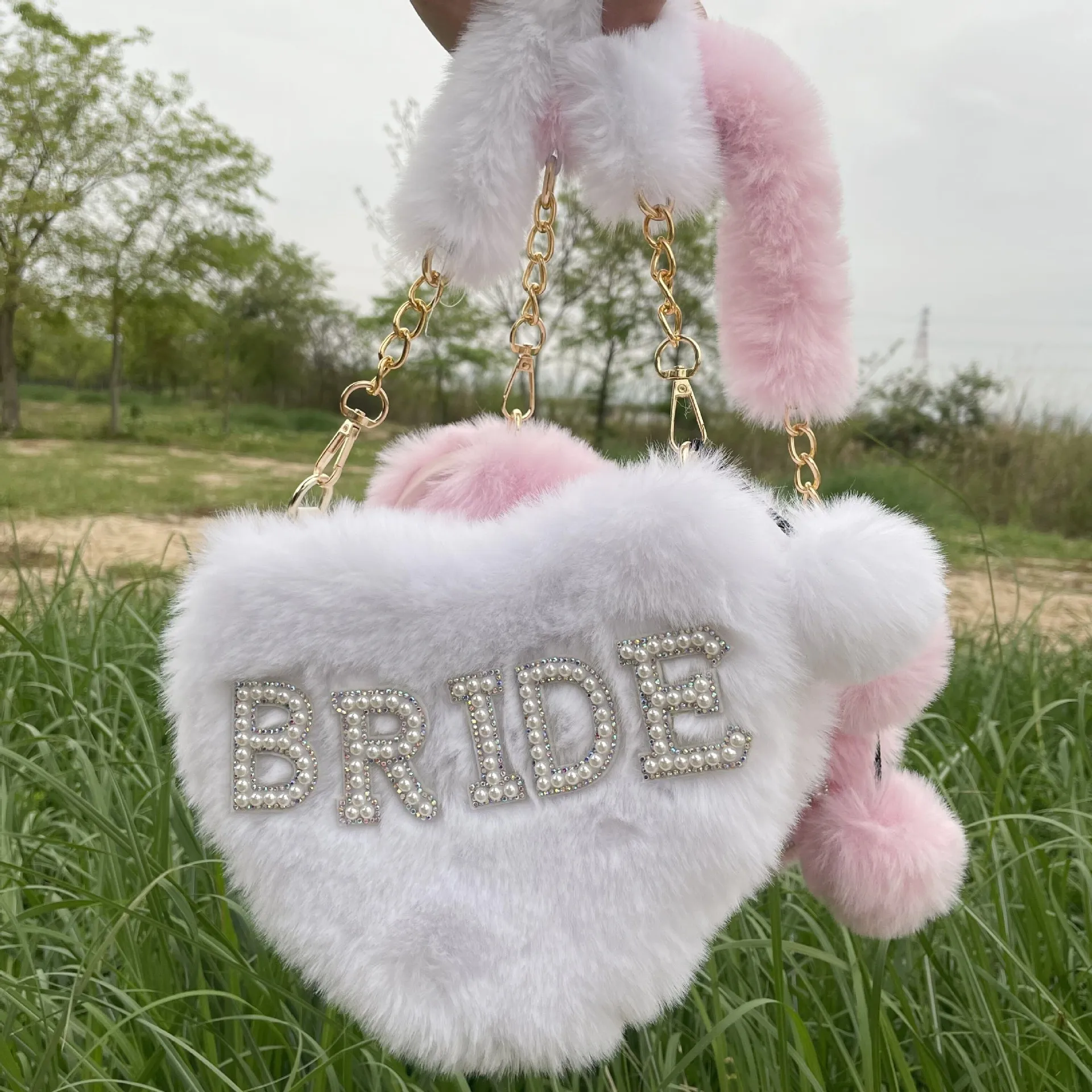 Trendy Bridal Bag Heart Shaped Women Handbag Honeymoon Fuzzy Fur Bride Bag Bachelorette Gift Bride Luxury Pearl Letter Clutch
Trendy Bridal Bag Heart Shaped Women Handbag Honeymoon Fuzzy Fur Bride Bag Bachelorette Gift Bride Luxury Pearl Letter Clutch