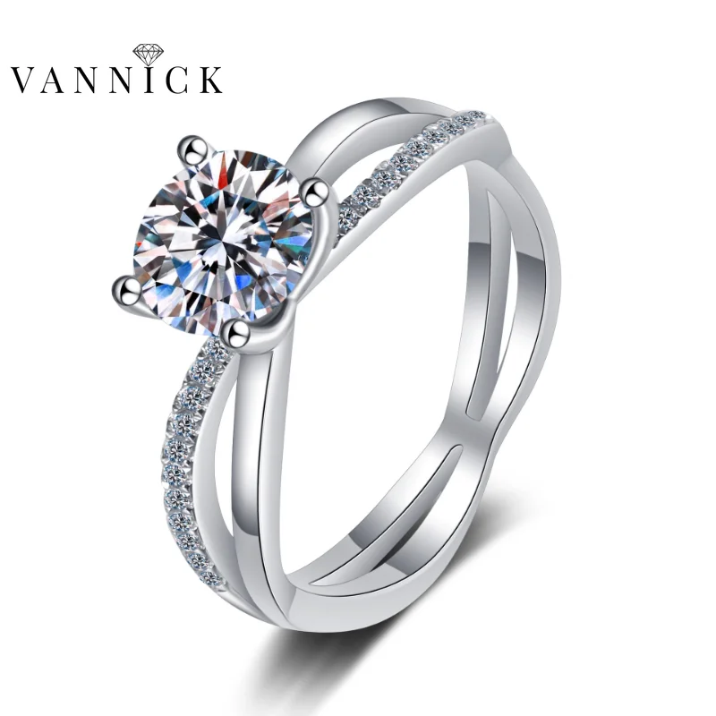 VANNICK 1CT Color Moissanite Ring 925 Sterling Silver 4 Prongs Cross Band Lab Created Diamond Wedding Gift Jewelry Free Shipping
VANNICK 1CT Color Moissanite Ring 925 Sterling Silver 4 Prongs Cross Band Lab Created Diamond Wedding Gift Jewelry Free Shipping