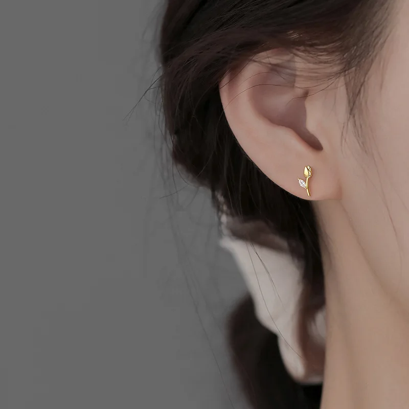Yoofaning 925 silver needle Tulip gold/silver stud earrings ins style niche high-end earrings 2022 fashion earrings for women
Yoofaning 925 silver needle Tulip gold/silver stud earrings ins style niche high-end earrings 2022 fashion earrings for women