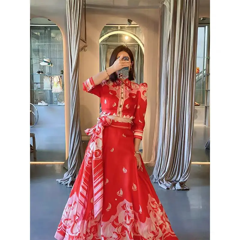 2023 Spring summer Europe and the United States women's V-neck flared long sleeve lace-up waist big swing red positioning print
2023 Spring summer Europe and the United States women's V-neck flared long sleeve lace-up waist big swing red positioning print