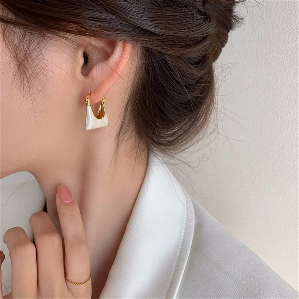 2023 New Korean White Handbag Enamel Hoop Earrings for Women Fashion Elegant Ear Buckle Women's Earrings Weddings Jewelry Gift
2023 New Korean White Handbag Enamel Hoop Earrings for Women Fashion Elegant Ear Buckle Women's Earrings Weddings Jewelry Gift