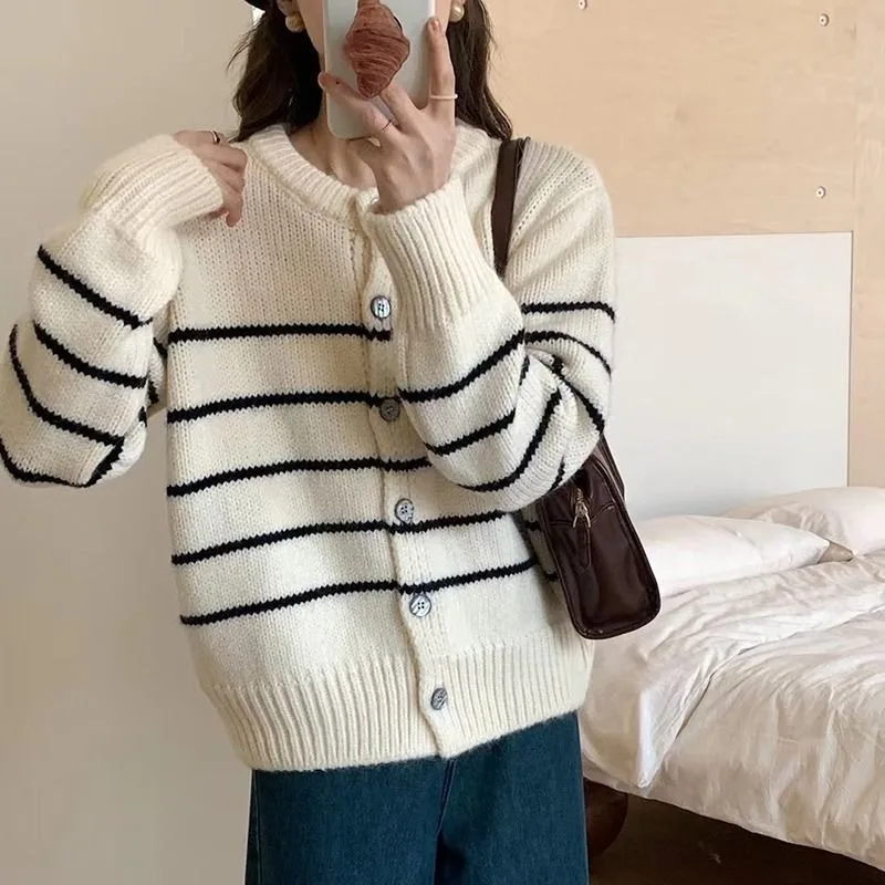 Soft sticky sweater women's autumn and winter casual layering niche striped knit cardigan with trendy outfit
Soft sticky sweater women's autumn and winter casual layering niche striped knit cardigan with trendy outfit