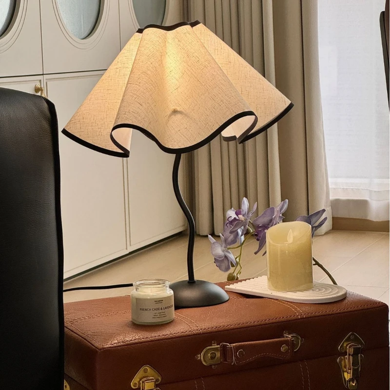 

Japanese Retro Style Bedside Table Lamp INS Internet Celebrity Bedroom Study Desk Lamp Pleated Petal Atmosphere LED Light Space