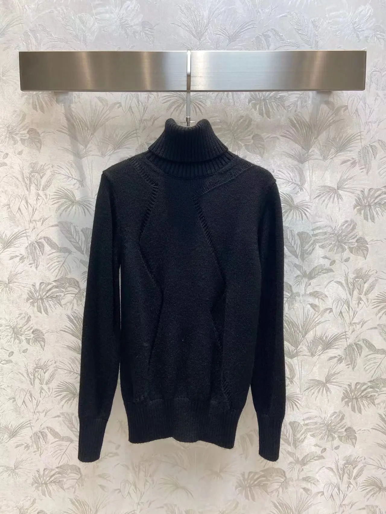 Luxury Sweater 2022 Autumn Winter New Design Women Runway Solid Black High Quality Pullover Wool Sweater
Luxury Sweater 2022 Autumn Winter New Design Women Runway Solid Black High Quality Pullover Wool Sweater