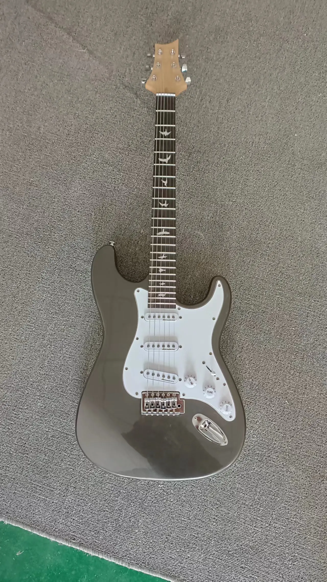 ST split electric guitar, black body, single swing string plate, metal white pieces, the factory is really a picture, can be mod
ST split electric guitar, black body, single swing string plate, metal white pieces, the factory is really a picture, can be mod