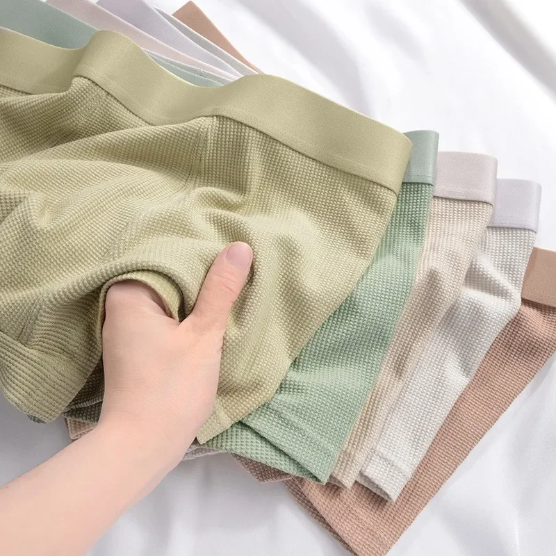 New modal cotton trend mens briefs solid color personality mens boxer shorts A must for a tough man Man artifact
New modal cotton trend mens briefs solid color personality mens boxer shorts A must for a tough man Man artifact