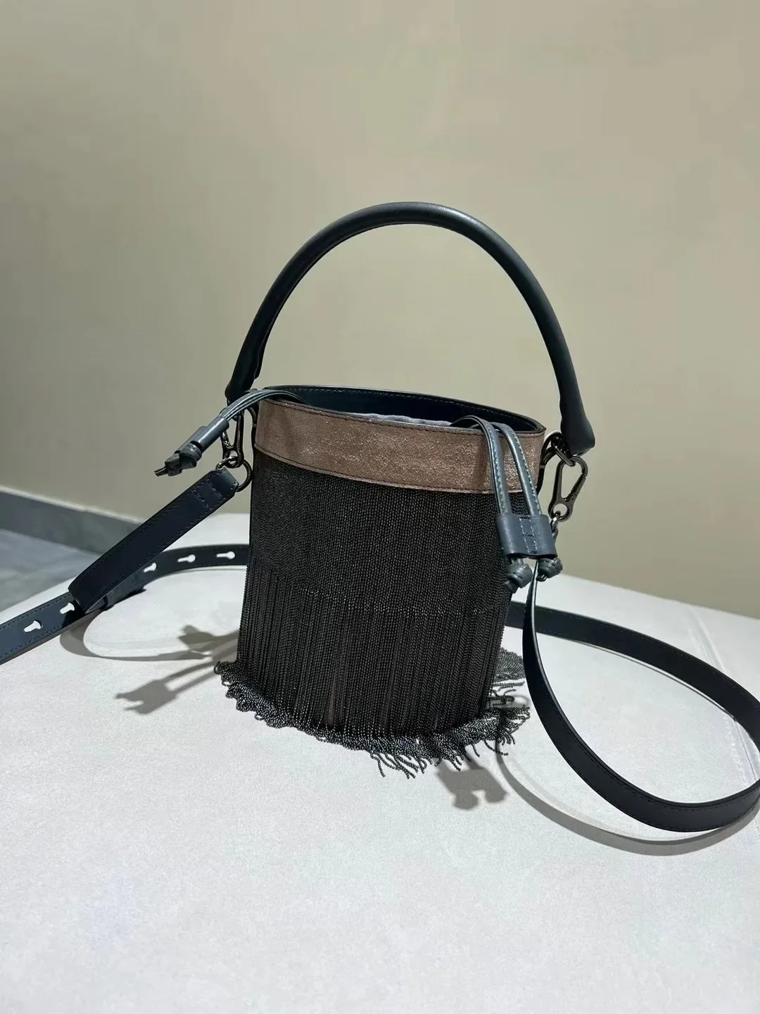 Women's Shoulder Handbags Beadings Tassels Drawstring 2023 New Fashion All-match Barrel Type Bags
Women's Shoulder Handbags Beadings Tassels Drawstring 2023 New Fashion All-match Barrel Type Bags