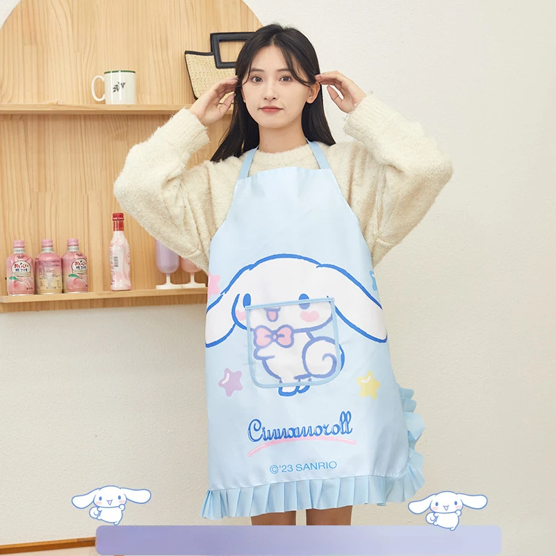 Симпатичный фартук Sanrio из мультфильма Cinnamoroll для домашней кухни, водонепроницаемая и маслостойкая рабочая одежда, новый тренд, кавайный фартук-нагрудник
Симпатичный фартук Sanrio из мультфильма Cinnamoroll для домашней кухни, водонепроницаемая и маслостойкая рабочая одежда, новый тренд, кавайный фартук-нагрудник