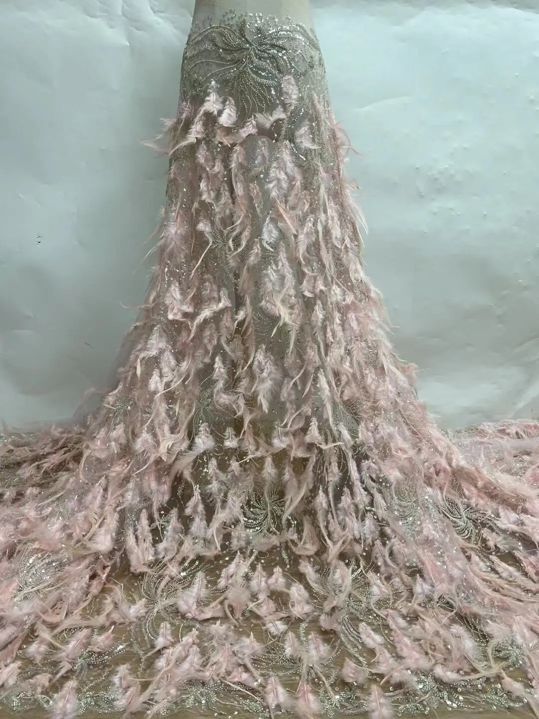 Высококачественная искусственная ткань с перьями и бусинами для свадебной вечеринки
Высококачественная искусственная ткань с перьями и бусинами для свадебной вечеринки